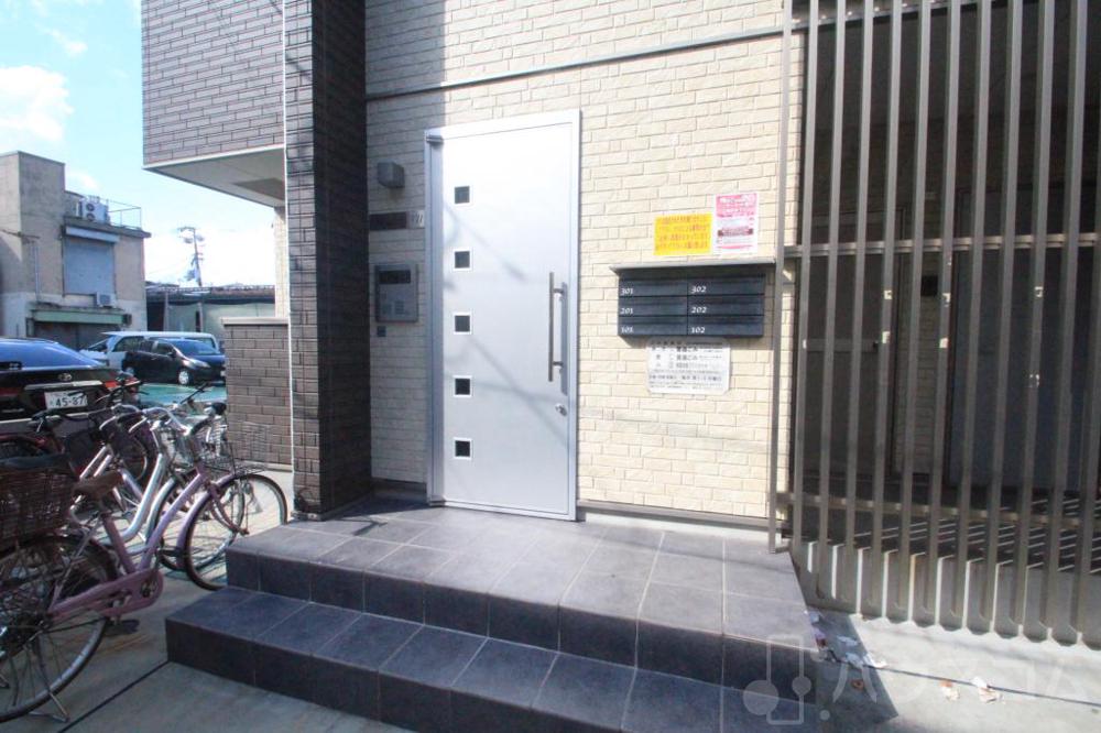 28/30 エントランス