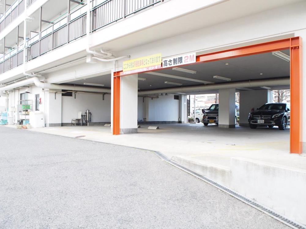 27/30 駐車場