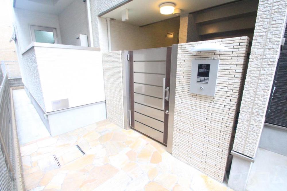 27/30 エントランス