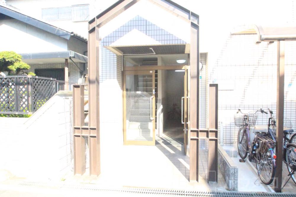 26/30 エントランス