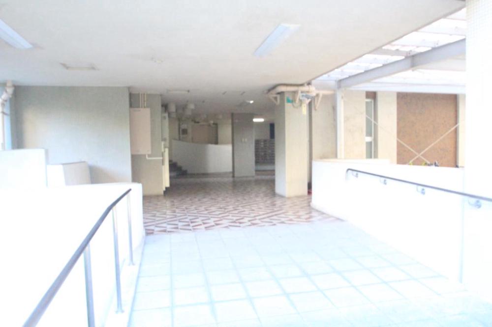 23/30 エントランス