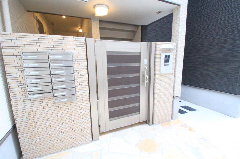 27/30 エントランス