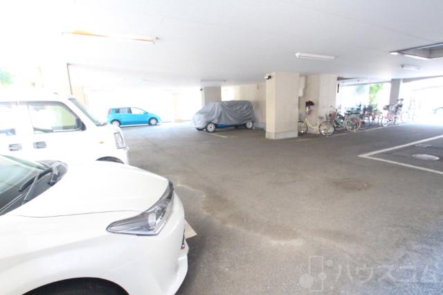 28/30 駐車場