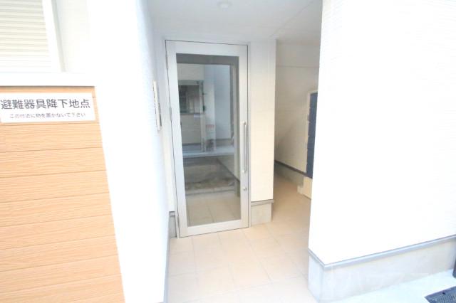 24/30 エントランス