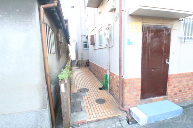 24/30 エントランス