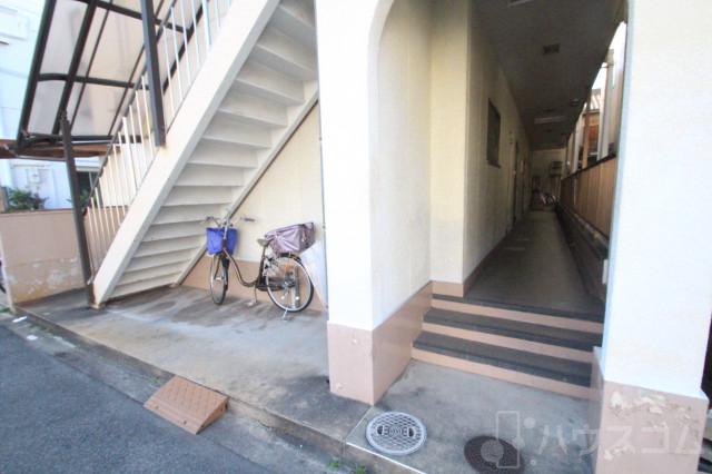 27/30 エントランス