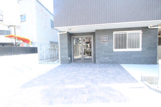 27/30 エントランス