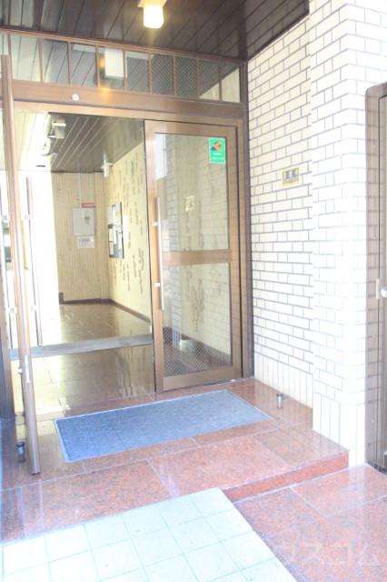 27/30 エントランス