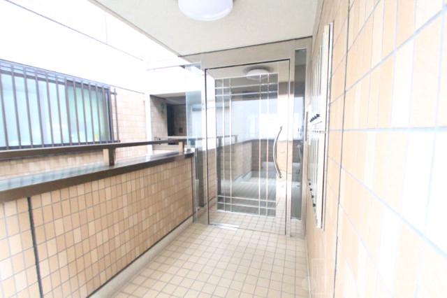 27/30 エントランス