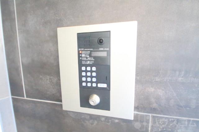 27/30 エントランス