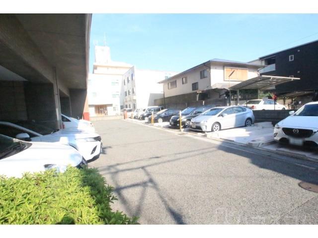 28/30 駐車場
