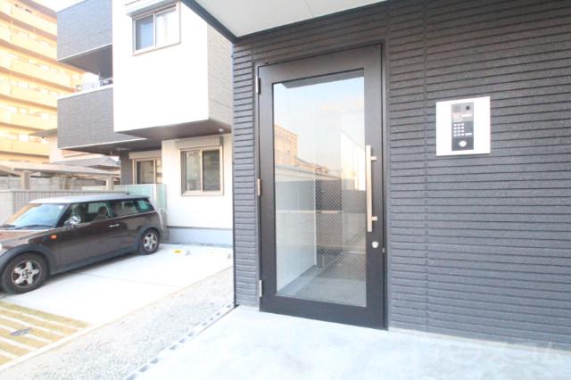 27/30 エントランス