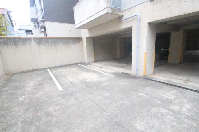 27/30 駐車場