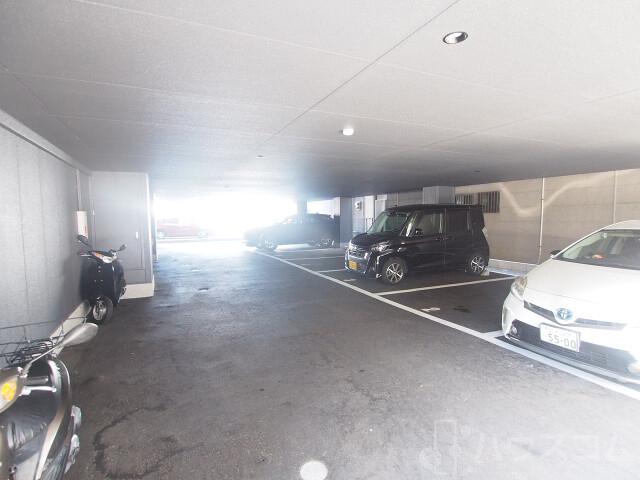 27/30 駐車場