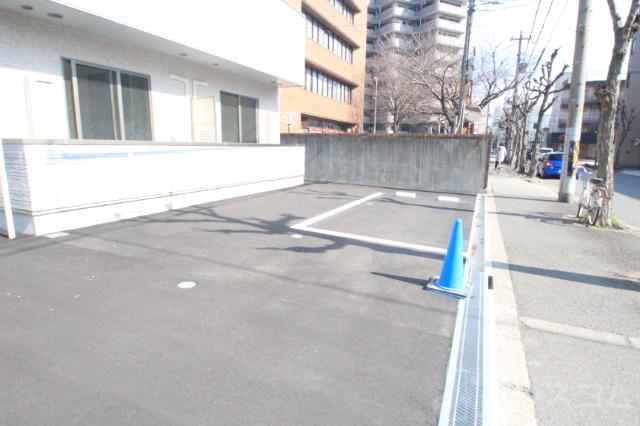 28/30 駐車場