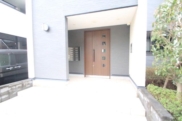 27/30 エントランス