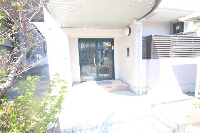 27/30 エントランス