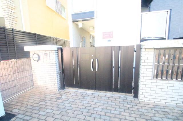 27/30 エントランス