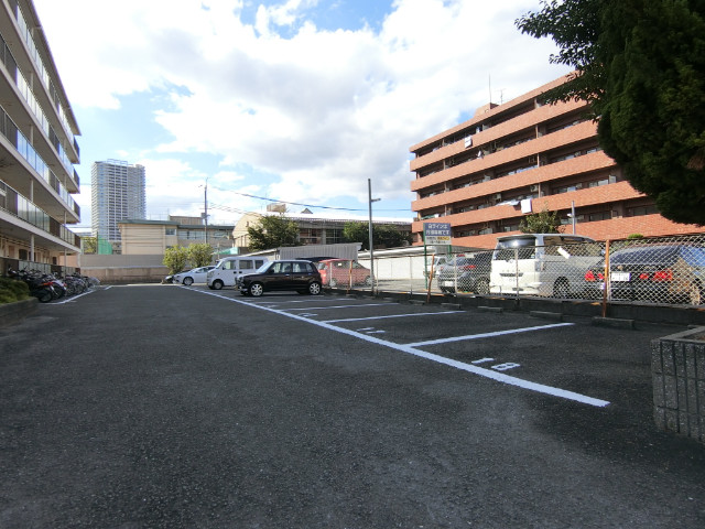27/30 駐車場
