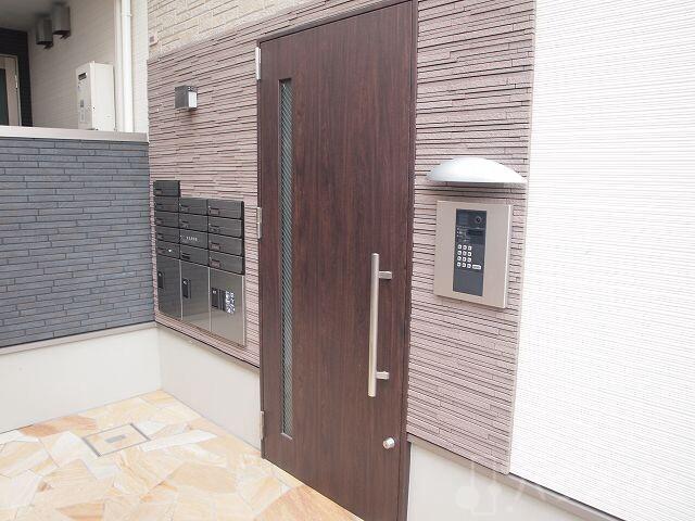 27/30 エントランス