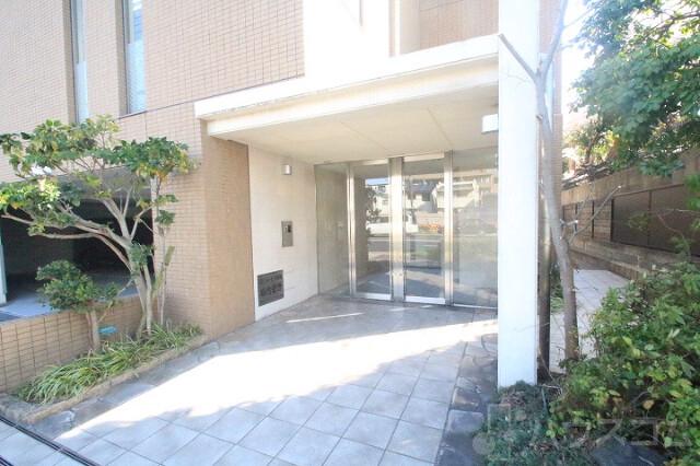 27/30 エントランス