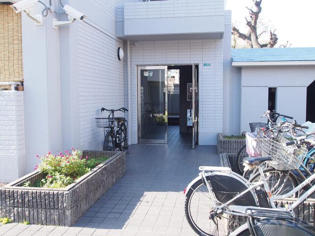 23/30 エントランス