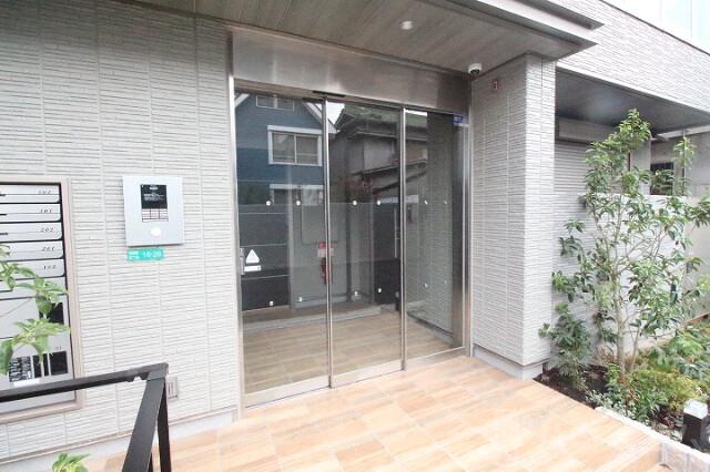 28/30 エントランス