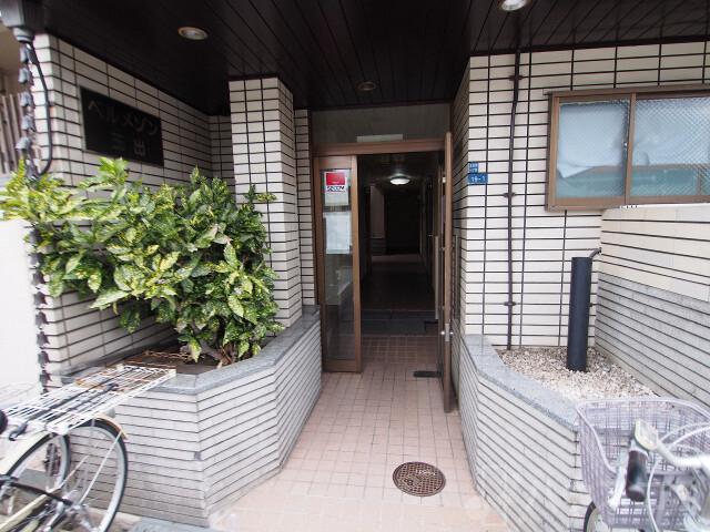 23/30 エントランス