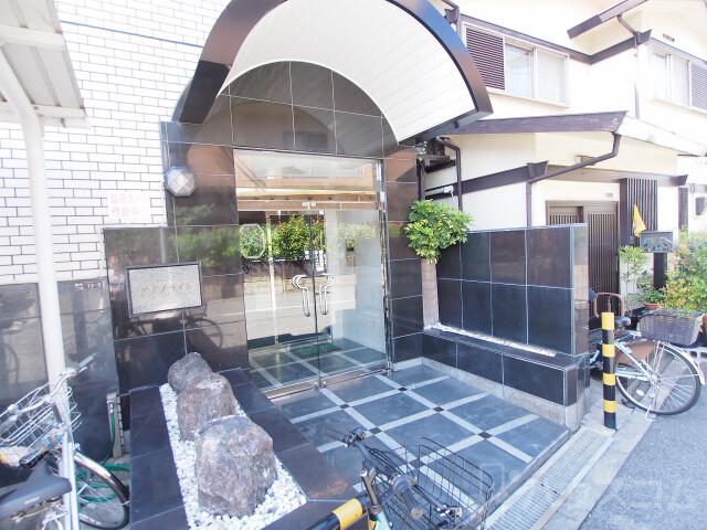 27/30 エントランス