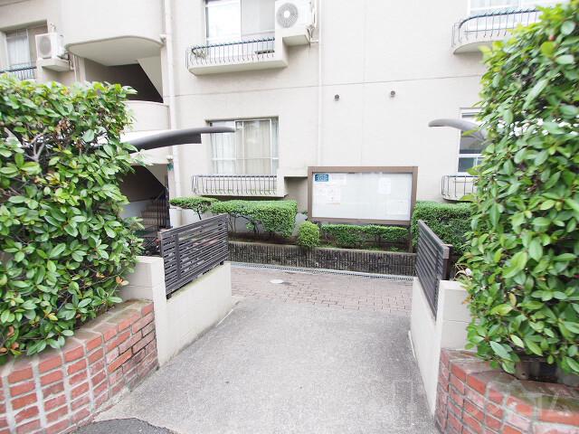 24/30 エントランス