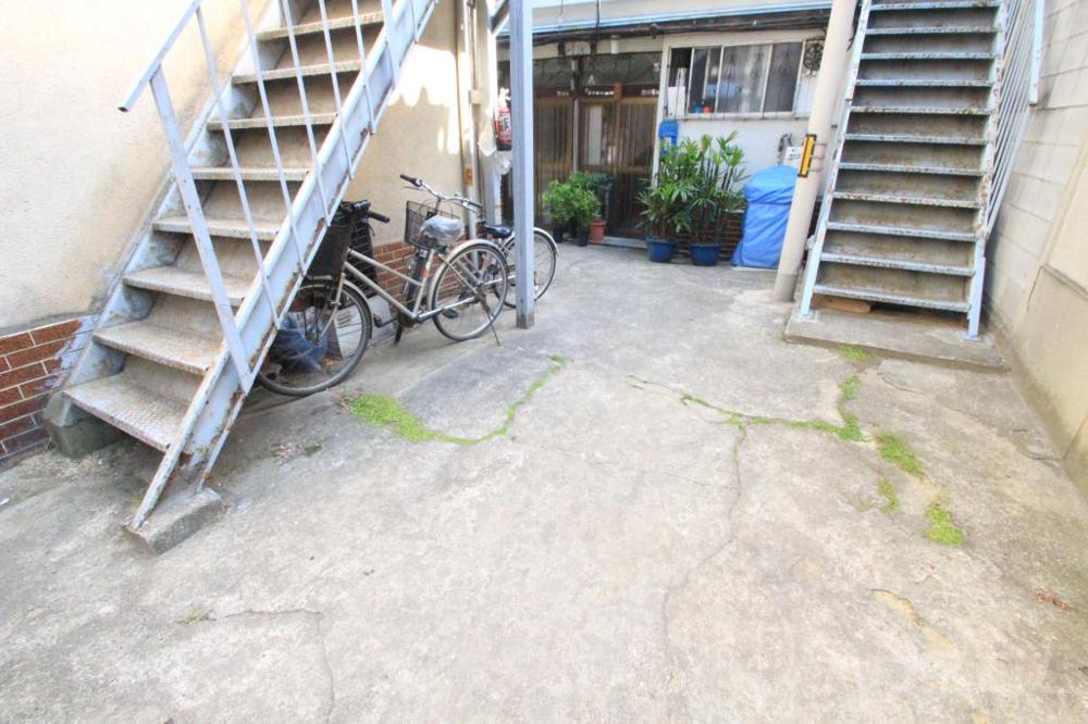 23/30 エントランス