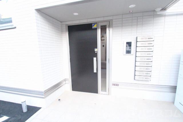 27/30 エントランス