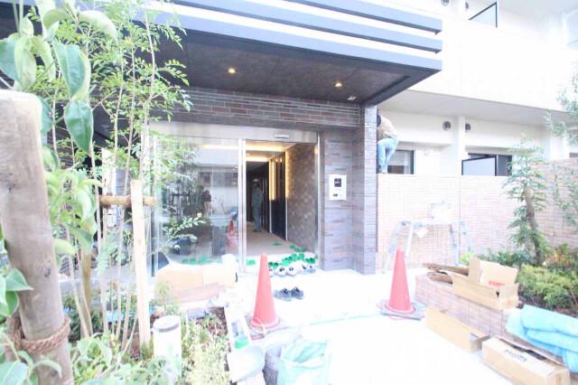 27/30 エントランス