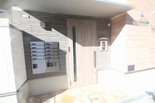 27/30 エントランス