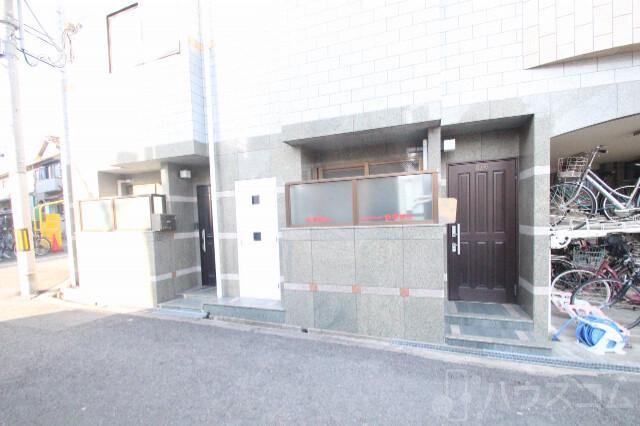 27/30 エントランス