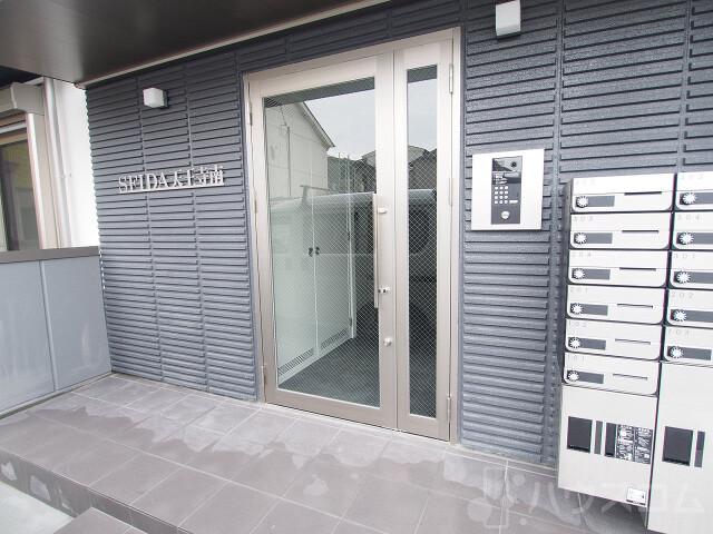 27/30 エントランス