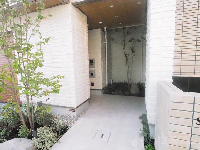 27/30 エントランス