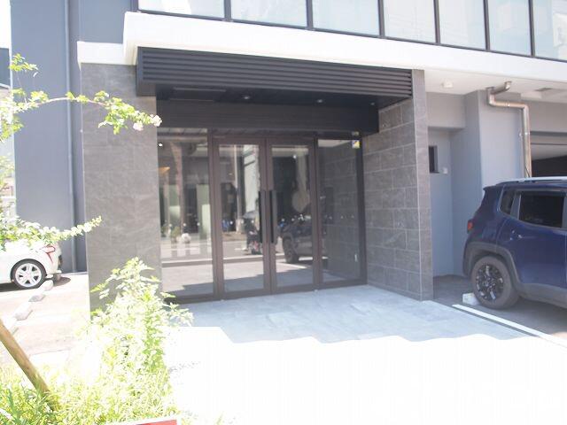 27/30 エントランス