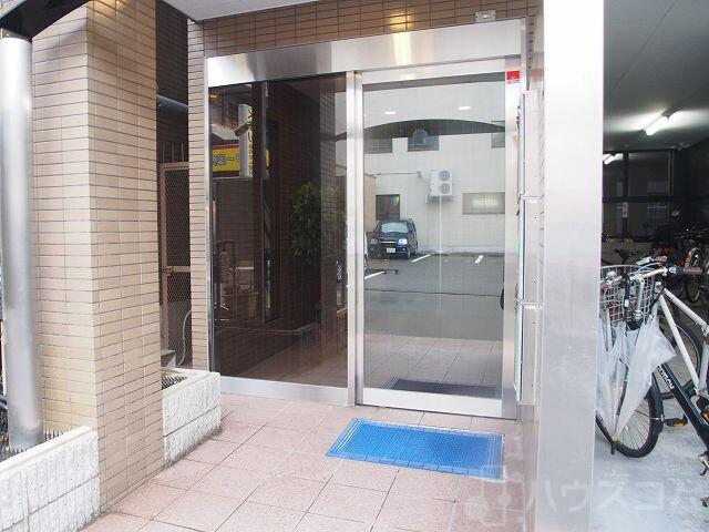 24/30 エントランス