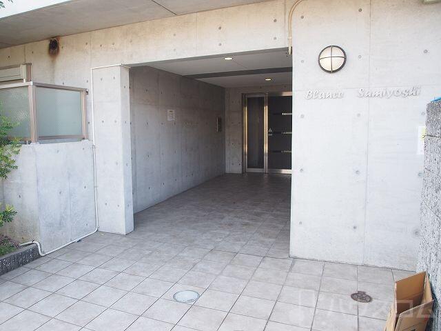 28/30 エントランス