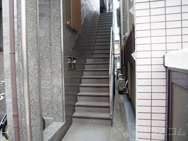 27/30 エントランス