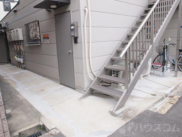 24/30 エントランス