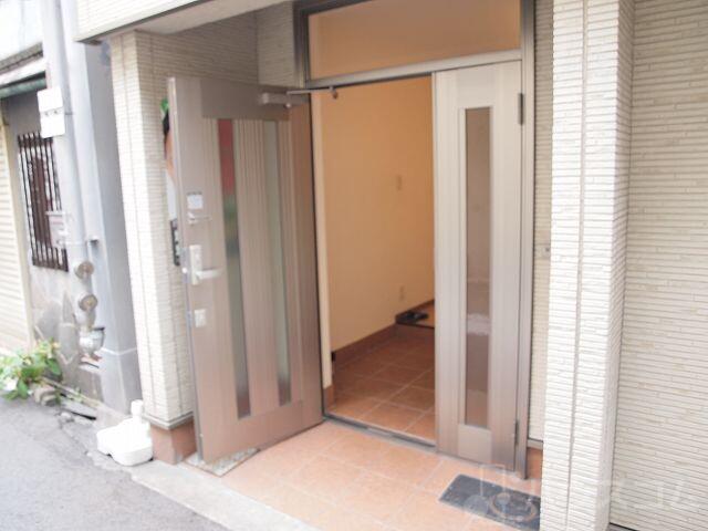 28/30 エントランス