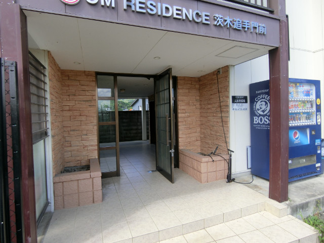 23/30 エントランス