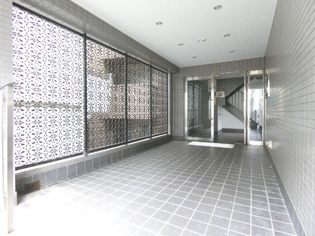 27/30 エントランス