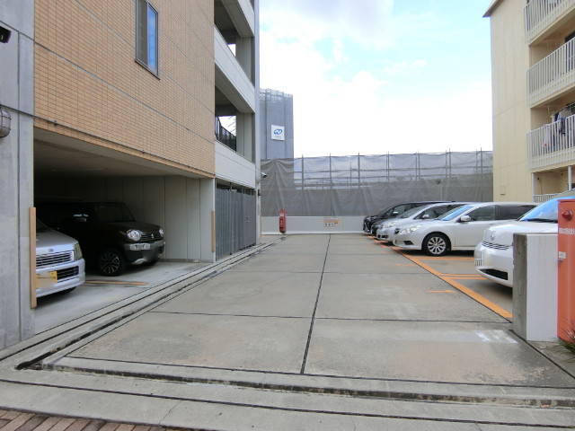 28/30 駐車場
