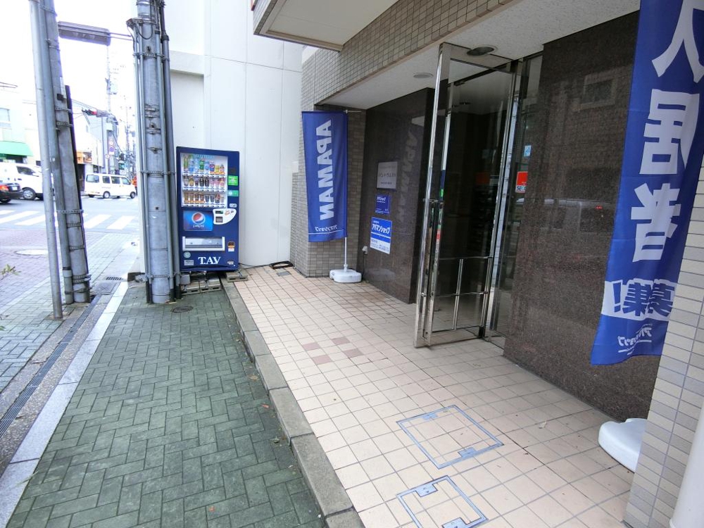 27/30 エントランス