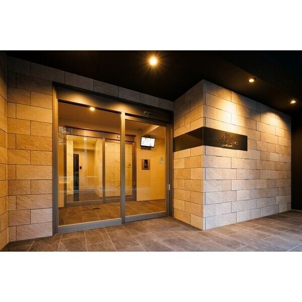 20/21 エントランス