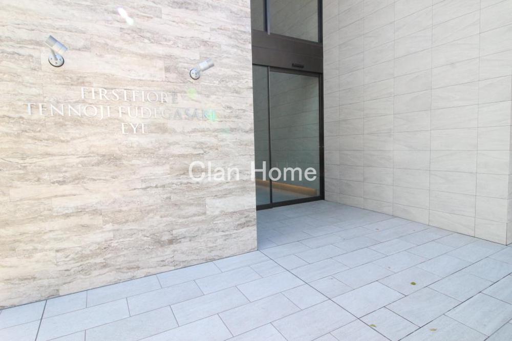 24/30 エントランス