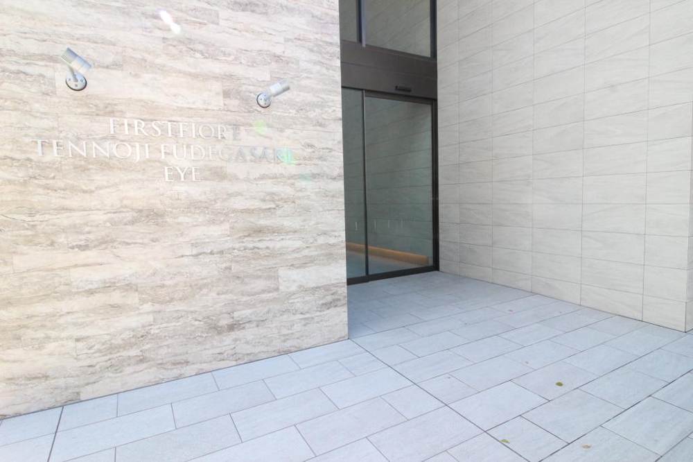 24/30 エントランス